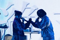 手を握る幾田りら（左）とano。（撮影：横山マサト）