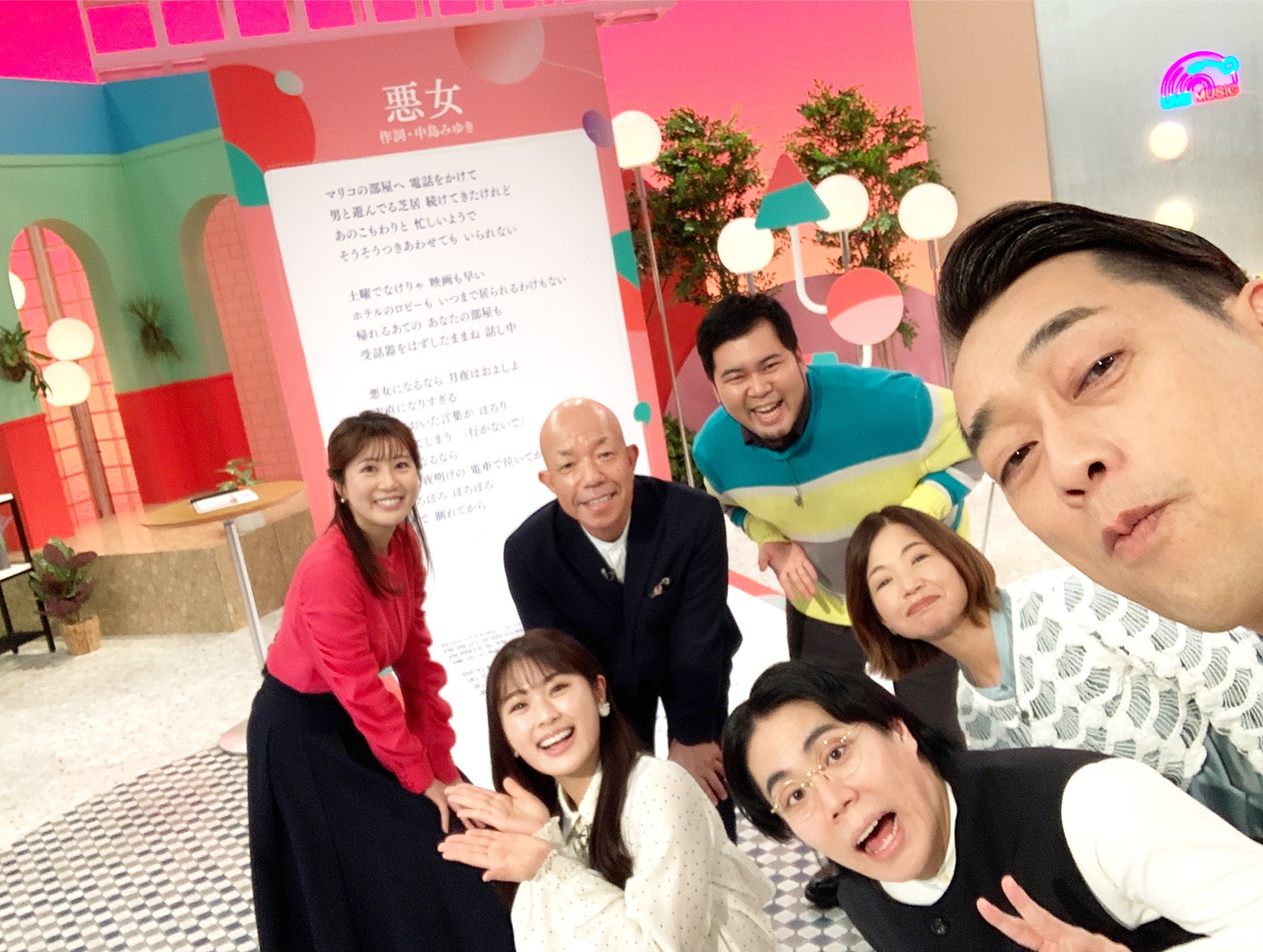 設楽統（バナナマン）による、番組出演者との自撮り写真。©NHK