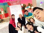 設楽統(バナナマン)による、番組出演者との自撮り写真。©NHK