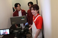 開演直前、稜海に絡まれるユーキ先輩（手前）。