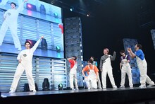 踊るタカシ（左）。