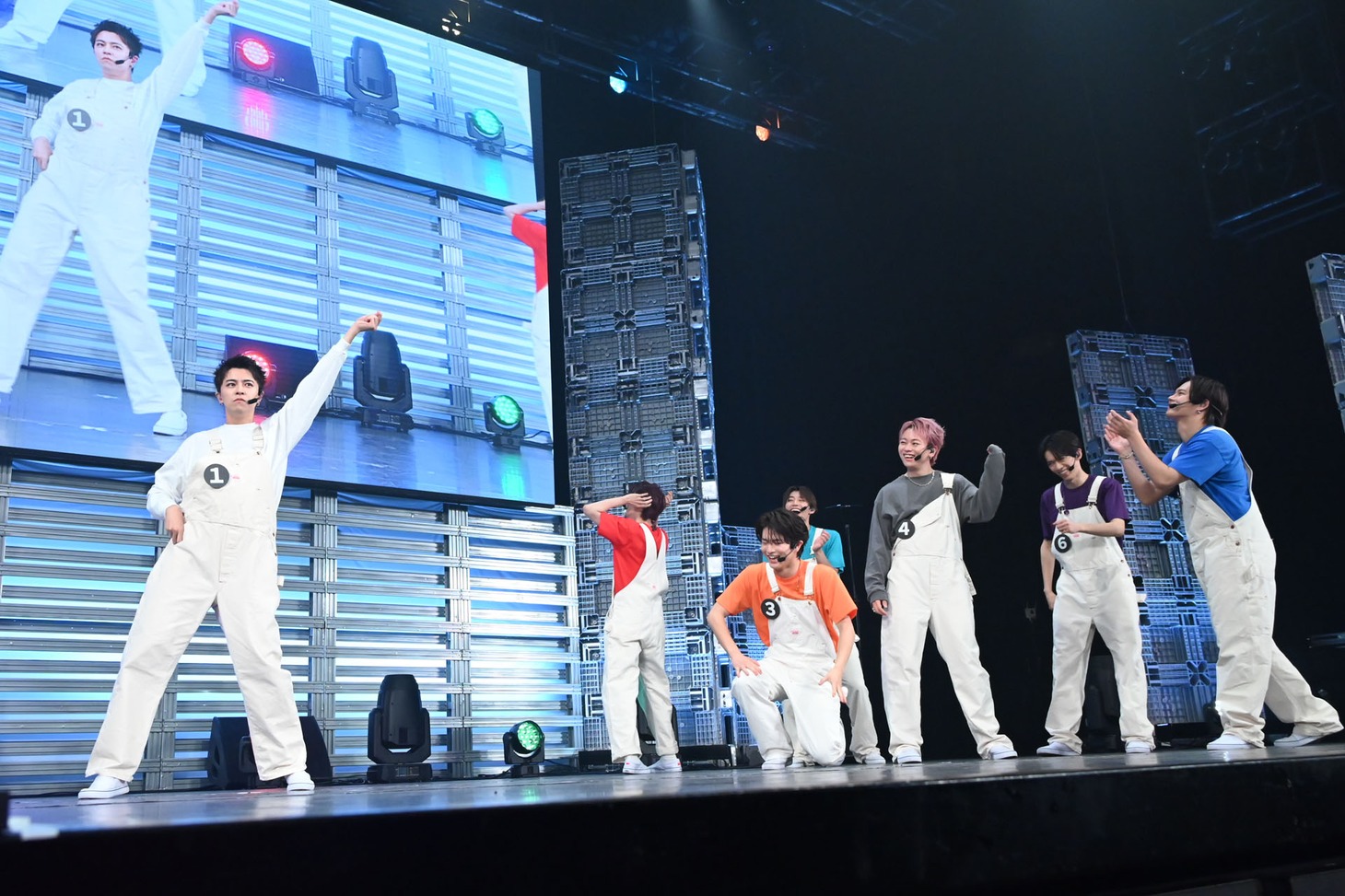 踊るタカシ（左）。