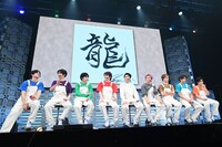 超特急。背景はリョウガがシューヤに贈った「龍」の書。