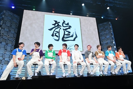 超特急。背景はリョウガがシューヤに贈った「龍」の書。