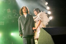 清竜人（左）と清さきな（右）。