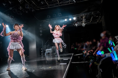 観客を波動で飛ばすfemme fatale。