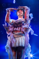 ヴォーグダンスを披露するfemme fatale。