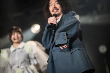 袖の刺繍をアピールする清竜人。