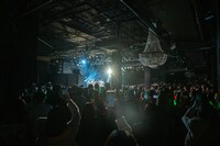 清 竜人25のパフォーマンスをカメラに収める観客。