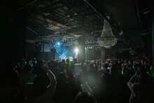 清 竜人25のパフォーマンスをカメラに収める観客。