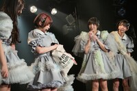 グッズのバッグからパーカーを取り出す清凪（左から2番目）。