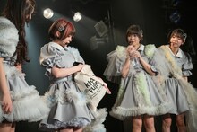 グッズのバッグからパーカーを取り出す清凪（左から2番目）。