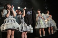 グッズを紹介する清 竜人25の夫人たち。