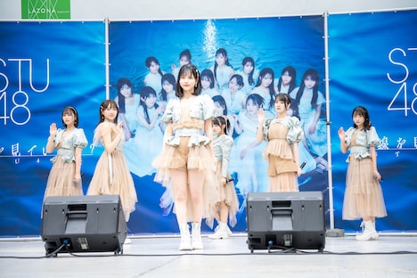 STU48「地平線を見ているか？」リリース記念イベントの様子。