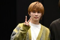 ピースする草川拓弥（超特急）。