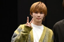 ピースする草川拓弥（超特急）。