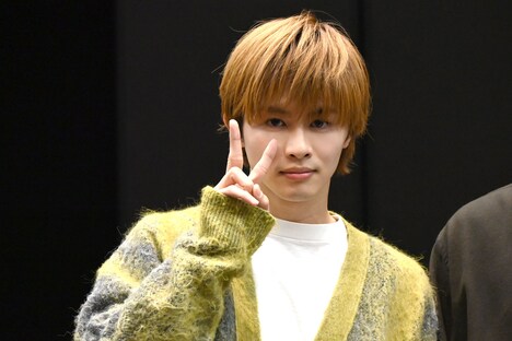 ピースする草川拓弥（超特急）。