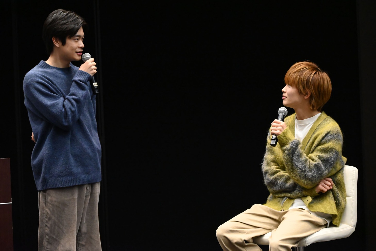 「最後の晩餐当てクイズ」で井之脇海に質問する草川拓弥（超特急）。