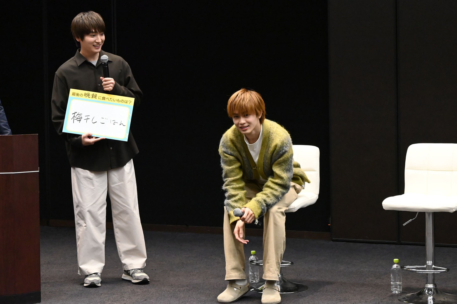 金子大地（左）の「梅干しごはん」を当てられず悔しがる草川拓弥（超特急 / 右）。
