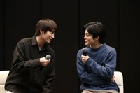 草川拓弥（超特急）の“最後の晩餐”に自信をのぞかせる金子大地（左）。