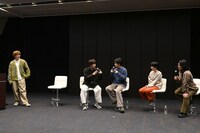 草川拓弥（超特急 / 左）が“神座のVIPカード”を持っていることを共演者に伝える金子大地（左から2番目）。