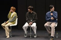 左から草川拓弥（超特急）、金子大地、井之脇海。