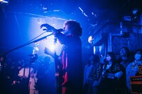 谷口鮪（Vo, G）（撮影：ハタサトシ）