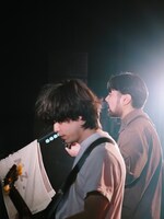 左から加藤祐樹（G）、たなかえいぞを（Vo, G）。（撮影：小財美香子）