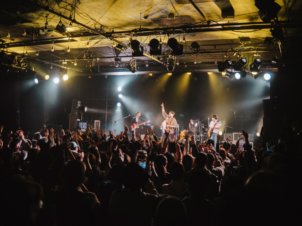 グソクムズが自然体なバンドサウンド届けたツアーファイナル「俺らリキッドでライブできるじゃん！」