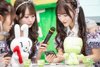 スマートフォンを使って確定申告書を作成する音嶋莉沙（右）。