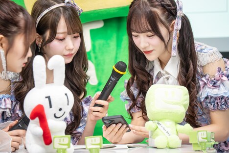 スマートフォンを使って確定申告書を作成する音嶋莉沙（右）。