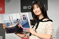 お気に入りのページを開く五百城茉央（乃木坂46）。