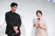 親子を演じた木下暖日と篠田麻里子。