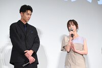 親子を演じた木下暖日と篠田麻里子。