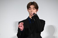 透けるくらいに薄くトマトを切りたいと話す吉澤要人（原因は自分にある。）。