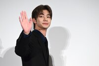 客席に手を振りながら降壇する吉澤要人（原因は自分にある。）。