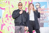 展示会に参加しているアーティスト・ラウルと、「ストリートアートの進化と革命」展チーフキュレーターのパトリツィア・カッタネオ・モレシ氏。