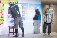 JIKKENRATが作品を完成させる様子を見守る.ENDRECHERI.。