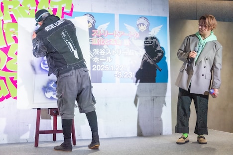 JIKKENRATが作品を完成させる様子を見守る.ENDRECHERI.。