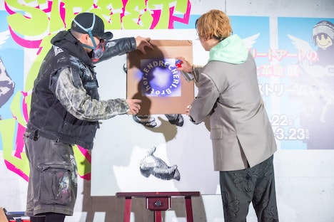 スプレーを手にアート作品に参加する.ENDRECHERI.。