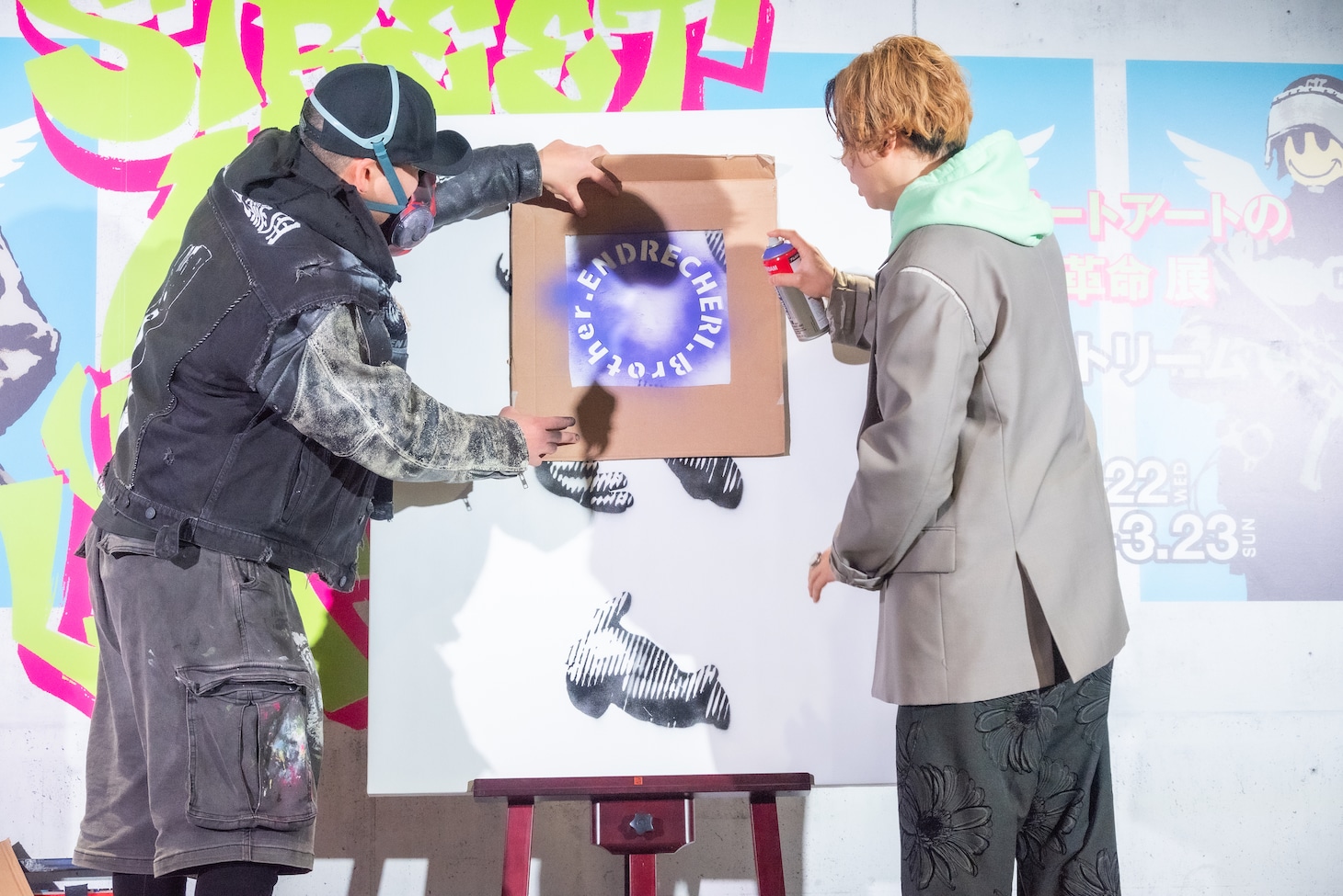 スプレーを手にアート作品に参加する.ENDRECHERI.。