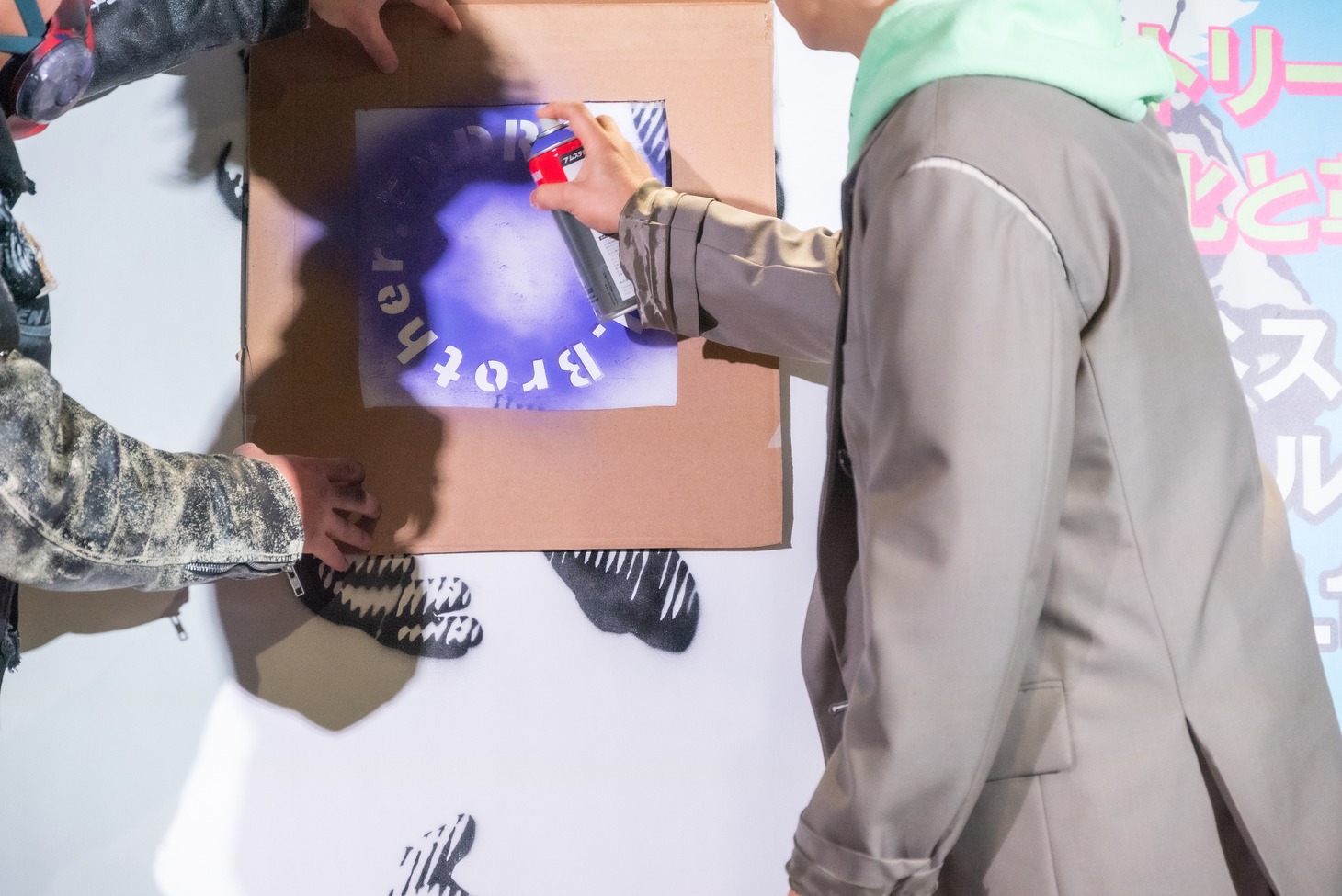 スプレーを塗布する様子。