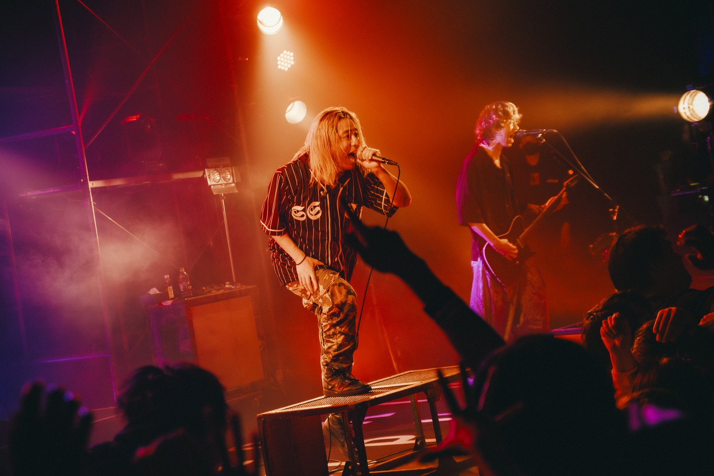 左からYosh（Vo）、Ivan（G）。（Photo by Daiki Miura）