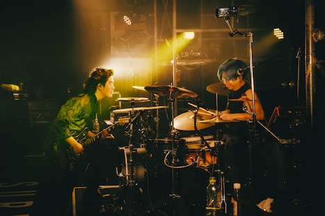 左からTatsuya（G）、Show（Dr）。（Photo by Daiki Miura）