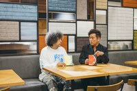 左からU-zhaan、黒沢薫。