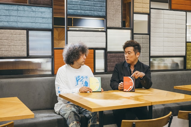 左からU-zhaan、黒沢薫。