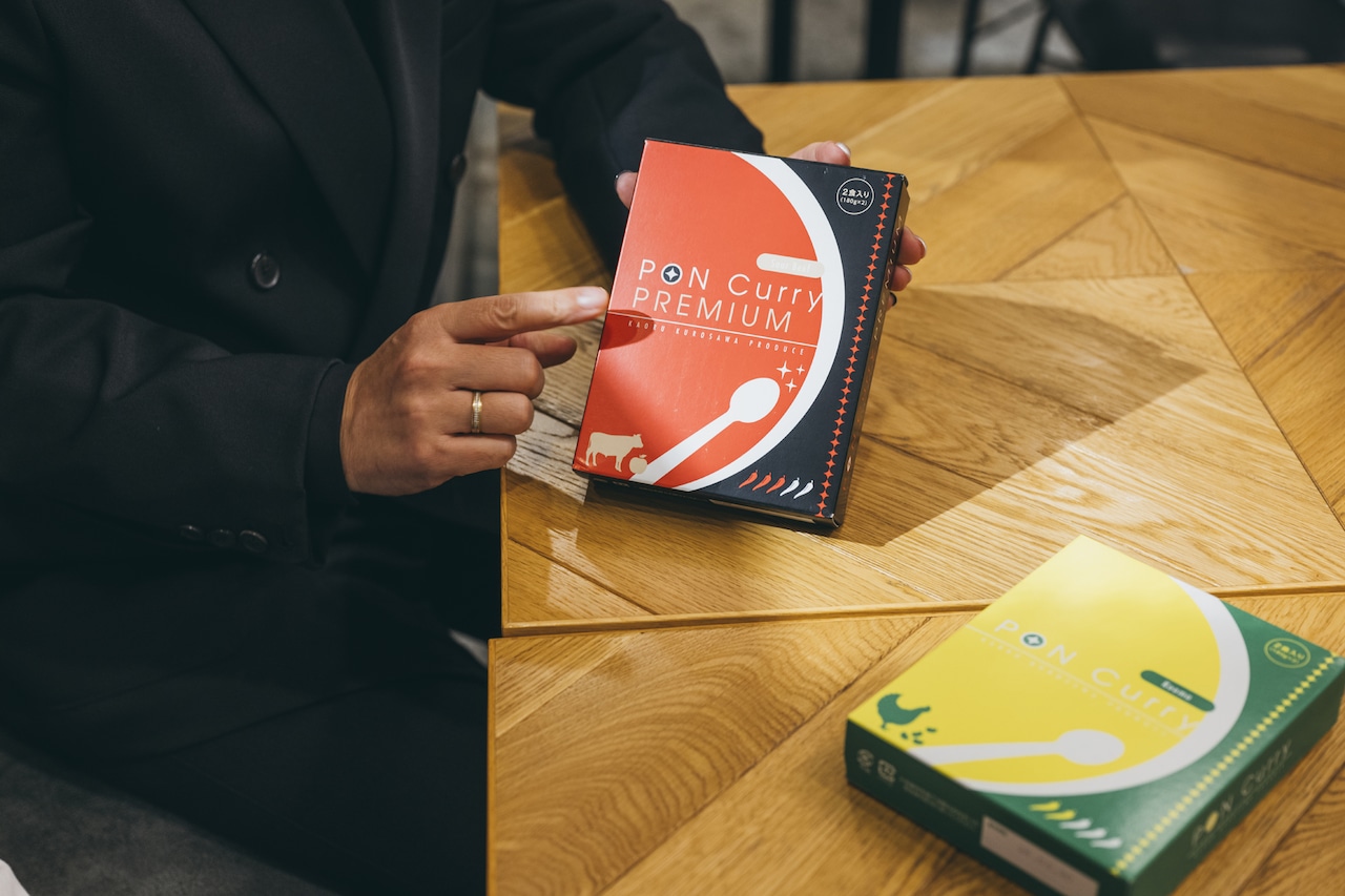 自身が作ったレトルトカレーを解説する黒沢薫。