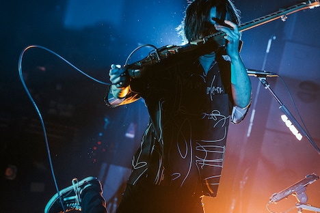 シノダ（Vo, G）（撮影：西槇太一）