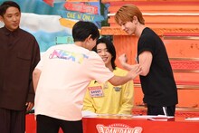 筋肉を触りに来たEBiDAN NEXTメンバーに笑顔で対応するEIKU（ONE N' ONLY）。