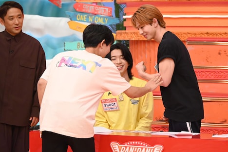 筋肉を触りに来たEBiDAN NEXTメンバーに笑顔で対応するEIKU（ONE N' ONLY）。